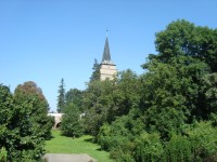 Tovačov-zámek-novogotická věž, most a příkop využívaný na zahrádky-Foto:Ulrych Mir.