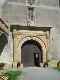 Tovačov-zámek-portál s latinským nápisem se jménem -Formosa- a erbem pod věží-Foto:Ulrych Mir.