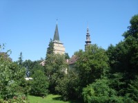 Tovačov-zámek-novogotická věž na předzámčí a Spanilá věž přes příkop-Foto:Ulrych Mir.