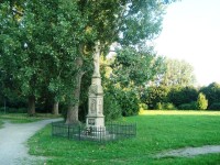 Chropyně-kamenný kříž na okraji zámeckého parku-Foto:Ulrych Mir.