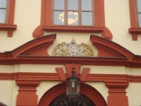 Jilemnice-zámek-hlavní průčelí-vstupní portál s erbem-Foto:Ulrych Mir.