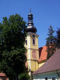 Chýnov-kostel Nejsvětější Trojice od zámku-Foto:Ulrych Mir.