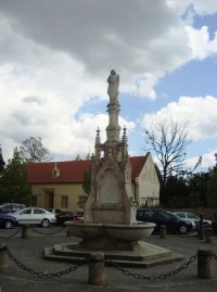 Lednice-Zámecké náměstí s novogotickou kašnou-Foto:Ulrych Mir.