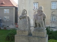 Nové Město nad Metují-sochy-Braunovi trpaslíci před zámkem-Foto:Ulrych Mir.