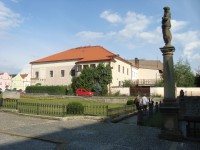 Nové Město nad Metují-Husovo nám.-renesanční socha na sloupu ze 17. stol. před zámkem-Foto:Ulrych Mir.