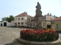 Nymburk-Kostelní náměstí se sochou Sv.Vojtěcha-Foto:Ulrych Mir.