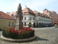 Nymburk-Kostelní náměstí se sochou Sv.Vojtěcha a Kamenným domem-Foto:Ulrych Mir.