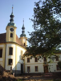 Opočno-kostel Nejsvětější Trojice z r.1567 a fara z konce 16. stol.(2010)-Foto:Ulrych Mir.
