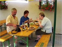 Štikov-restaurace U Libušky-skrovný oběd v předzahrádce-Foto:Ulrych Mir.