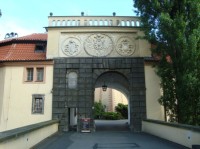 Poděbrady-pomník obětem války přes hlavní zámeckou bránu-Foto:Ulrych Mir.