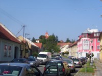 Sadská-Kostelní ulice s kostelem sv.Apolináře z r.1365 po přestavbě v r.1739 od Palackého nám.-Foto:Ulrych Mir.