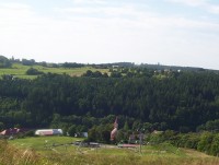 Hlubočky-ves-Skiareál-pohled z vrcholu na areál a Posluchov s věží nad Radíkovem-Foto:Ulrych Mir.