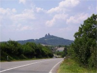 Trosky-hrad ze silnice od Jičína-Foto:Ulrych Mir.