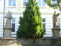Kralice na Hané-barokní sochy před školou
