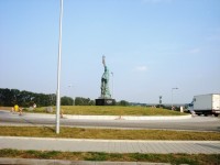 Komořany u Rousínova-socha Svobody na kruhovém objezdu-Foto:Ulrych Mir.