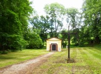 Loučná nad Desnou-hřbitovní kaple s náhrobními kameny-Foto:Ulrych Mir.