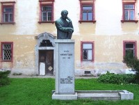 Pacov-pomník Antonína Sovy před zámkem-Foto:Ulrych Mir.
