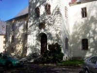 Janovice-zámek-vstup do zámku ve věži na hlavním průčelí.jpg