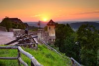 Eisenach: Pohled přes dvě děla před hradem Wartburg na západ slunce v Durynském lese.© DZT / Francesco Carovillano