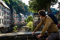 Město Monschau: Řemeslnické domky s cyklostezkou Vennbahn-Radweg v regionu Eifel © DZT/Stijn Van Hulle