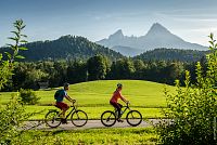 Anger: Pár jede po cyklotrase Bodensee-Königssee-Radweg © DZT/Günter Standl