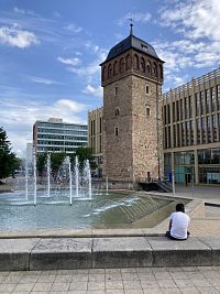 Červená věž v centru města © Petra Stěhulová