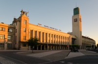 Budova královehradeckého hlavní nádraží v prvních paprscích vycházejícího slunce