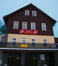 Chata Bedřichovka, která slouží jako centrální kuchyně pro přilehlé chaty Luna a Perla 