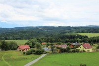 Pohled z rozhledny přes horní část obce směrem na Hořický hřbet