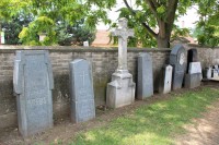 Dochované náhrobky bývalých obyvatel Drnholce