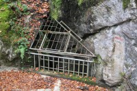 Horní vchod jeskyně Nová Rasovna je v úrovni bývalé silnice