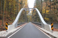 Celkový pohled na most ze středu silnice