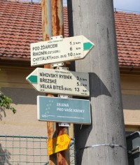 Turistické rozcestí na návsi v Rojetíně
