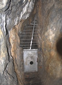 Zabezpečení vstupu do propasťovitého pokračování jeskyně