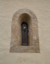 Románské okno ve zdi kněžiště