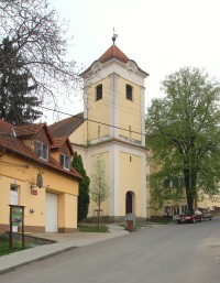 Kostel Navštívení Panny Marie se nachází v horní části obce