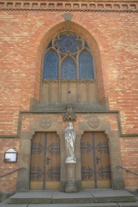 Detail hlavního vstupu do kostela