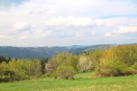 Pohled od Bukovců přes přehradu ke Karasínu