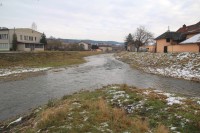 Pod soutokem již teče směrem k Předklášteří řeka Loučka
