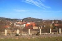 Panorama městyse Svitávky, v pozadí kopec Hradisko