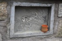 Detail studánky s kresbou zajíce