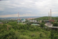 Pohled z vrcholu  přes spalovnu směrem k centru města, v popředí vpravo zalesněná Bílá hora, vzadu na horizontu Bobravská vrchovina ležící na západním okraji moravské metropole