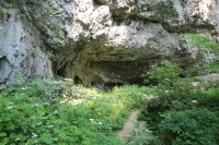 Skalní převis nad vstupem do jeskyně