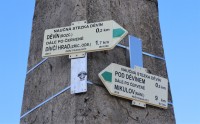 Turistické rozcestí umístěné na pylonu trigonometrického bodu