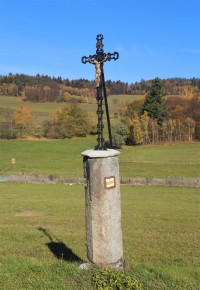 Litinový kříž nad obcí směrem k Pernštejnu