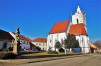 Pouzdřany - kostel sv. Mikuláše a sv. Václava