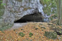 Ve svahu v krasové části toku se nachází i známá jeskyně Pekárna