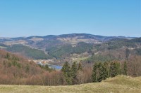 Pohled od Kobylnice do údolí řeky Svratky k Víru a na panoráma hřebene Horního lesa (774 m) s rozhlednou