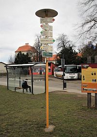 Turistický směrovník u autobusového nádraží