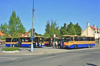 Přestupní autobusový terminál na náměstí
